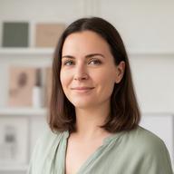 Malee Linsi im hellen Studio von Weber & Wolf Digital